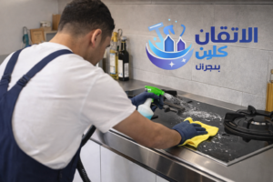 شركة تنظيف بحبونا – تنظيف المطابخ وإزالة الدهون المتراكمة باستخدام معدات حديثة مع ظهور شعار الاتقان كلين